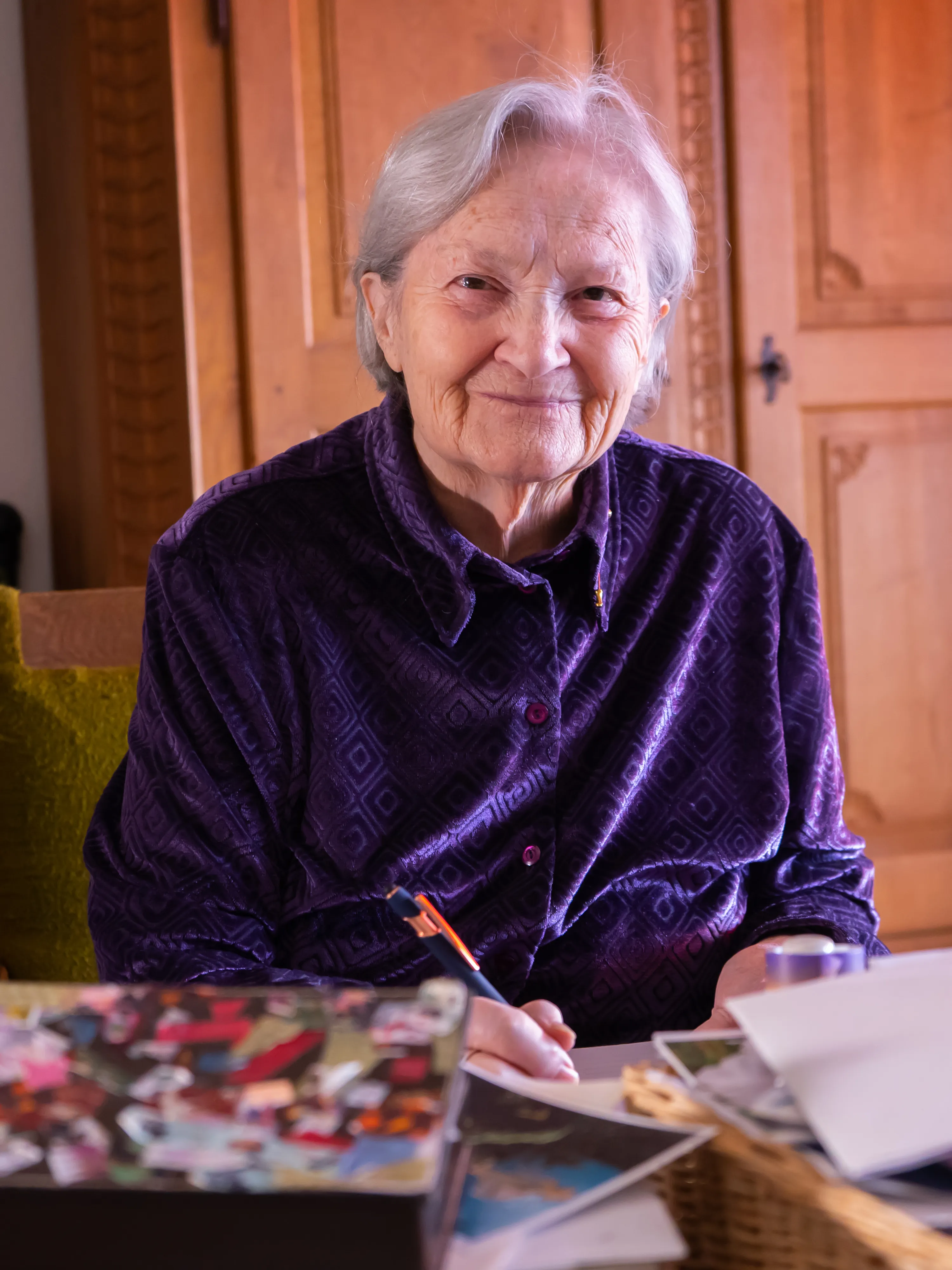 Freundliches Porträt am Schreibtisch